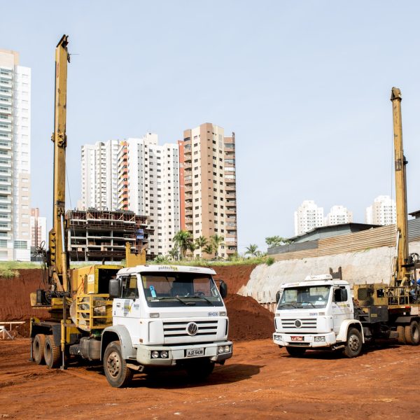 Máquinas CZM e BS1000 sobre caminhão